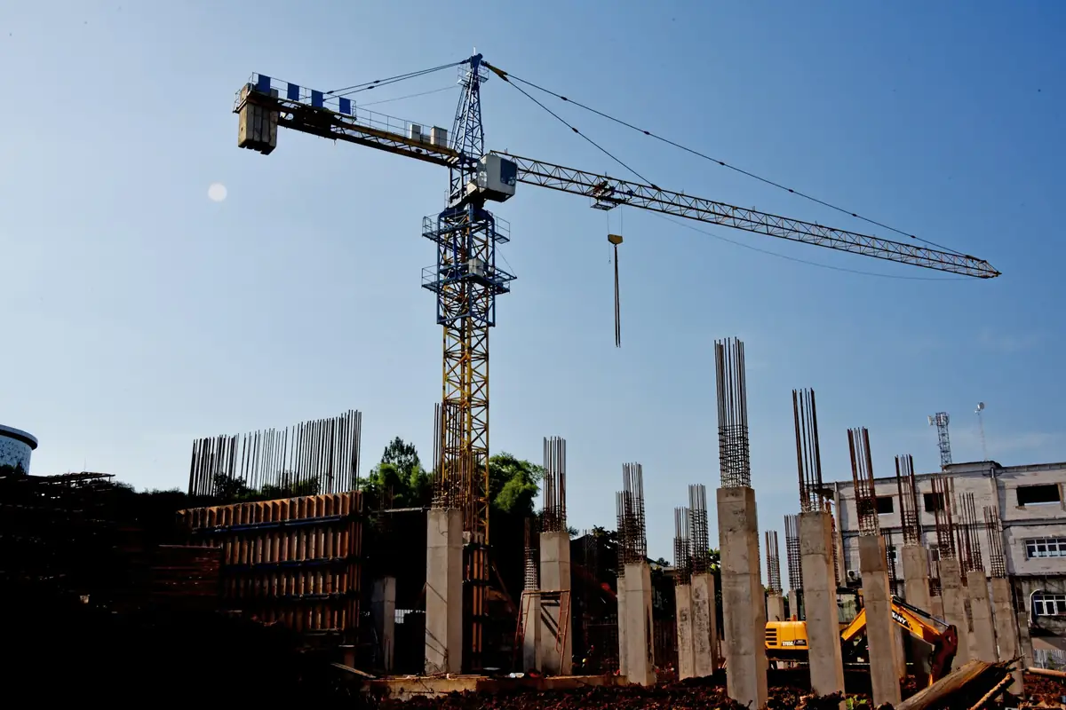 Turmdrehkran über Stahlbetonstützen auf einer Rohbaustelle
